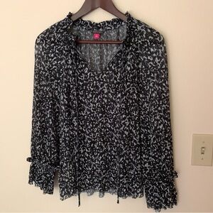VINCE CAMUTO Peasant Blouse Printed Pleated Black White Top Women’s Medium